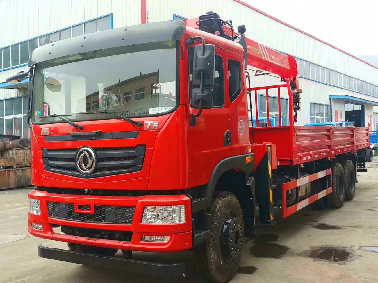 東風(fēng)隨車吊平板車直銷，專業(yè)生產(chǎn)汽車零配件